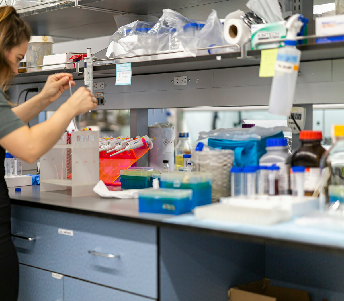 Wissenschaftlerin bei der Arbeit im Labor